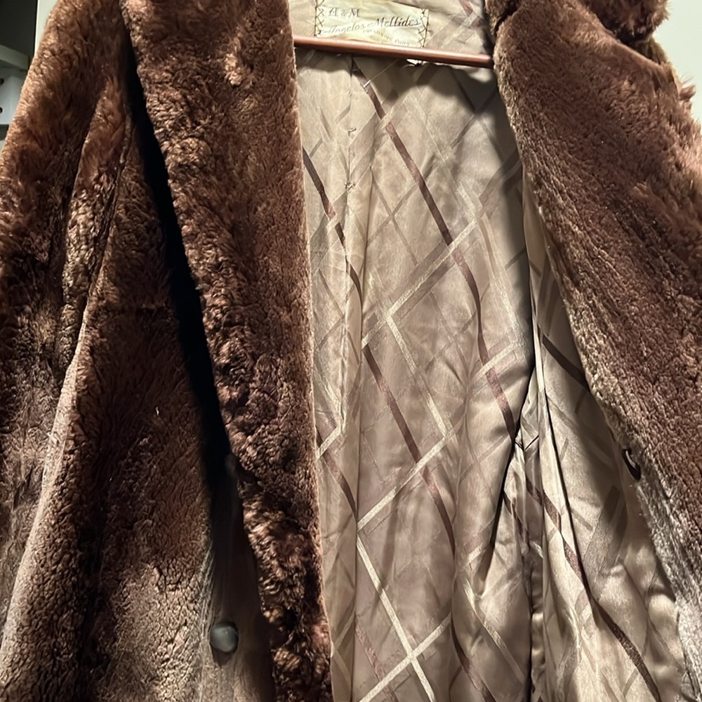 Authentic vintage fur coat- wears like a small, no size tag… GORGEOUS - Picture 2 of 7